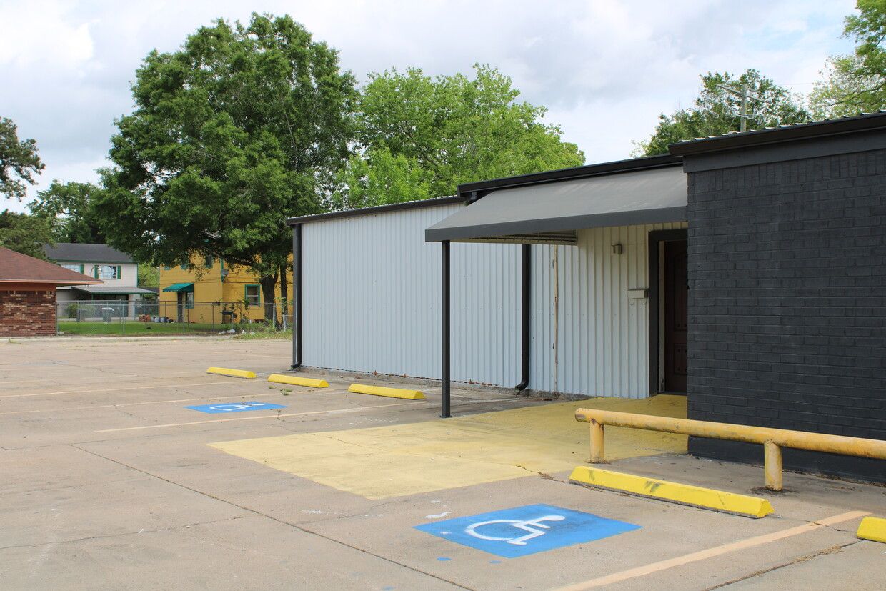 2455 S 4th St, Beaumont, TX 77701